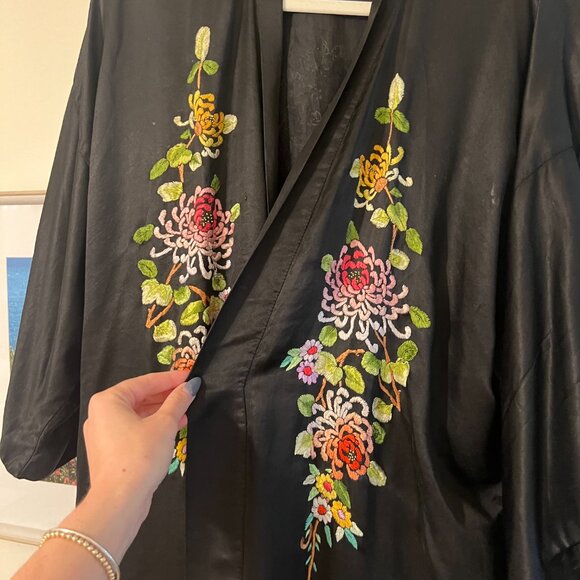 Golden Bee Silk Robe - Picture 3 of 7